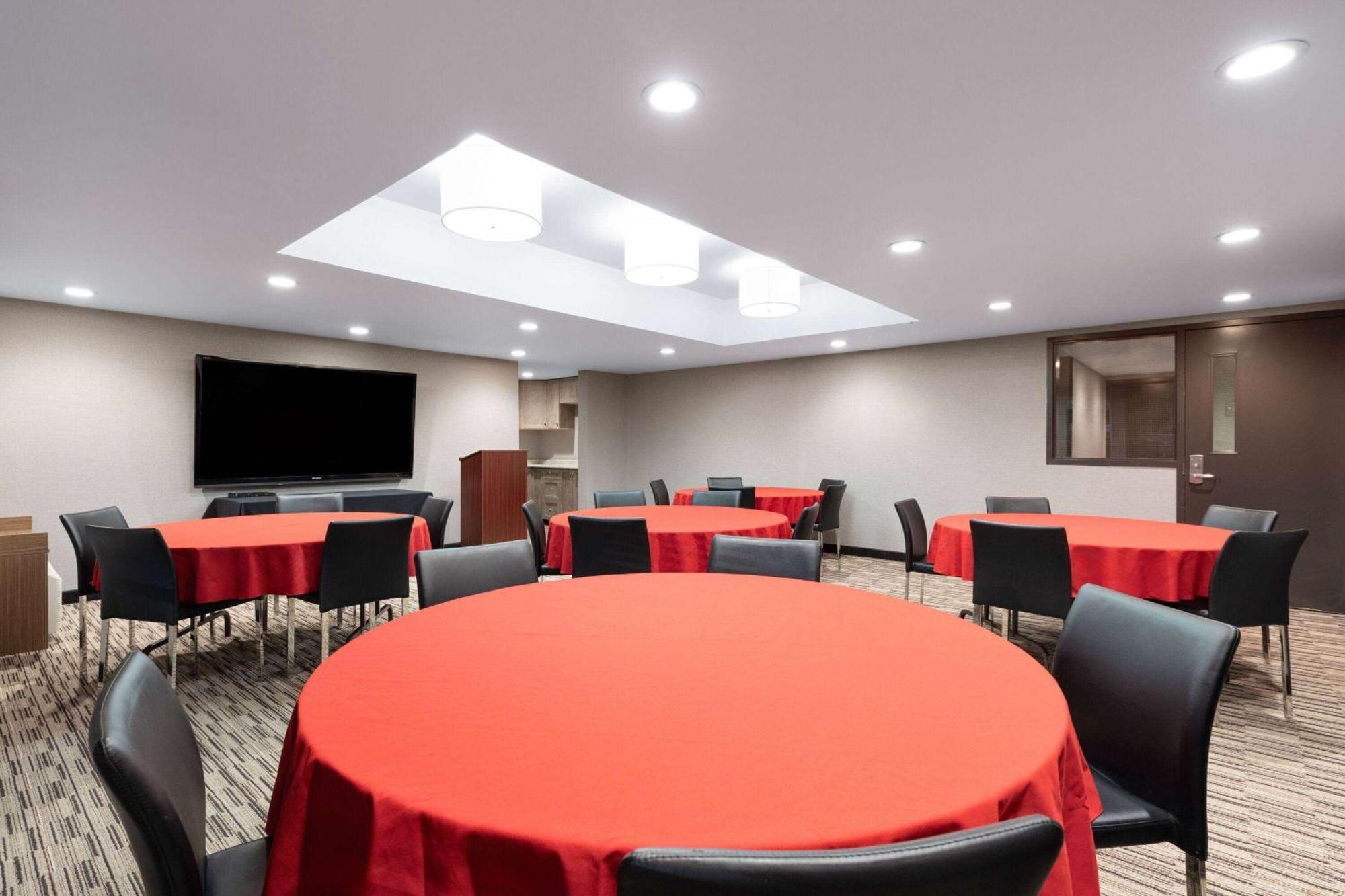 Microtel Inn & Suites By Wyndham Kirkland Lake Exterior photo