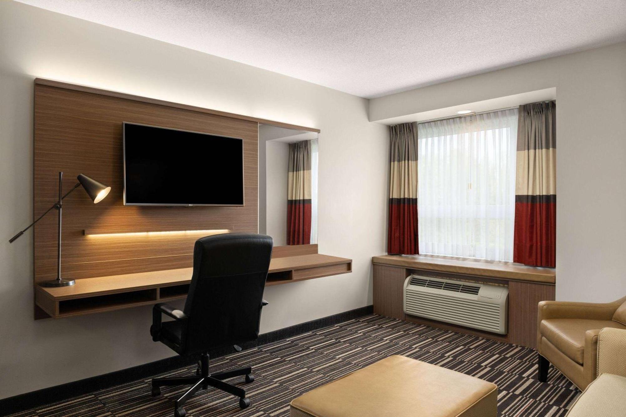 Microtel Inn & Suites By Wyndham Kirkland Lake Exterior photo